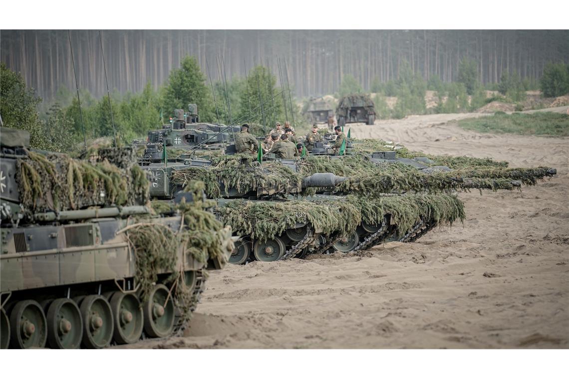 Kiew will von Nato stärkeren Druck auf Moskau Europa rüstet nach Einschätzung der britischen Denkfabrik Rusi immer noch langsamer auf als Russland. (Archivbild)