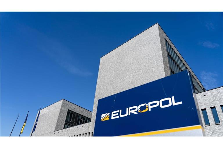 Europol hat den bislang „größten Einsatz aller Zeiten“ gegen den Handel mit synthetischen Drogen gemeldet.
