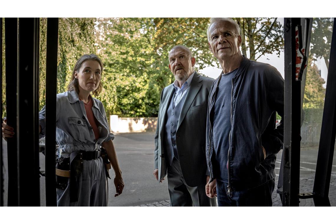 Eva Krüger (Katja Bürkle) zeigt den Kommissaren Freddy Schenk (Dietmar Bär, Mi.) und Max Ballauf (Klaus J. Behrendt), dass man ohne große Anstrengungen ins Interimsgebäude der Kölner Oper gelangen kann.