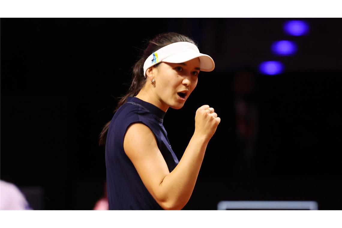 Eva Lys bejubelt bei dem Heimturnier am vergangenen Mittwoch einen Sieg über Paula Badosa. Sie bezwingt die Spanierin in drei Sätzen mit 2:6, 7:5 und 6:4. In der Porsche-Arena feiert die Hamburgerin ihren ersten Sieg seit Januar. Im Achtelfinale einen Tag später muss sich  die 24-Jährige dann allerdings der Weltranglisten-Siebten Elina Svitolina aus der Ukraine in zwei Sätzen mit 1:6 und 0:6 geschlagen geben.