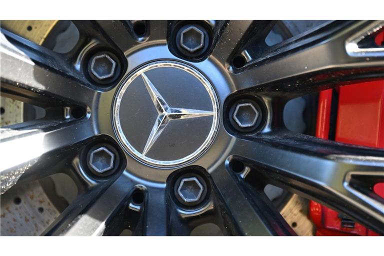 Eventuell eine oder mehrere Schrauben locker - Mercedes muss bei rund 2700 Autos die Radschrauben nachprüfen. Bisher ist nach Angaben des KBA kein Sach- oder Personenschaden im Zusammenhang mit der Rückrufaktion bekannt.