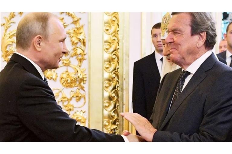 Ex-Bundeskanzler Gerhard Schröder (r, SPD) hat nach Angaben des Kreml an der Geburtstagsfeier des russischen Präsidenten Wladimir Putin in Moskau teilgenommen (Archivfoto).