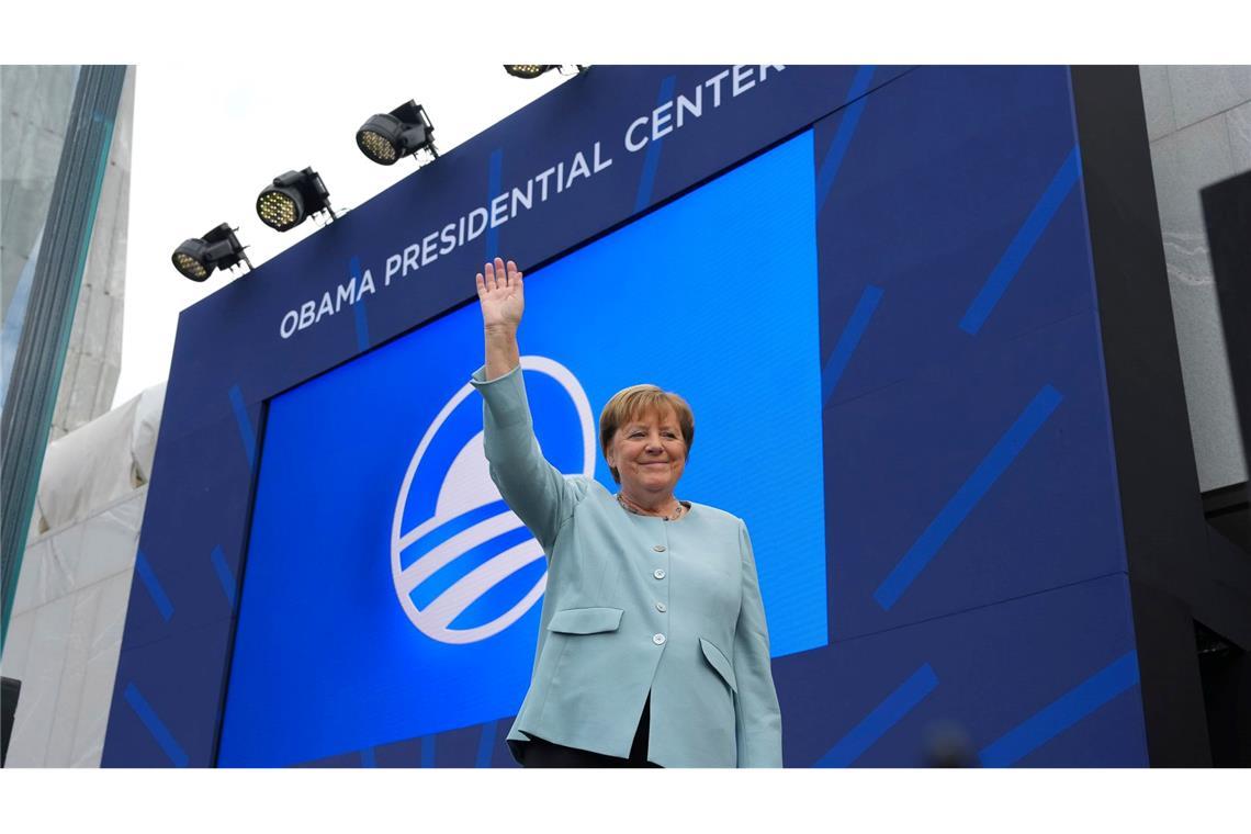Ex-Bundeskanzlerin Merkel ist überraschend bei der Einweihung des Obama-Centers.