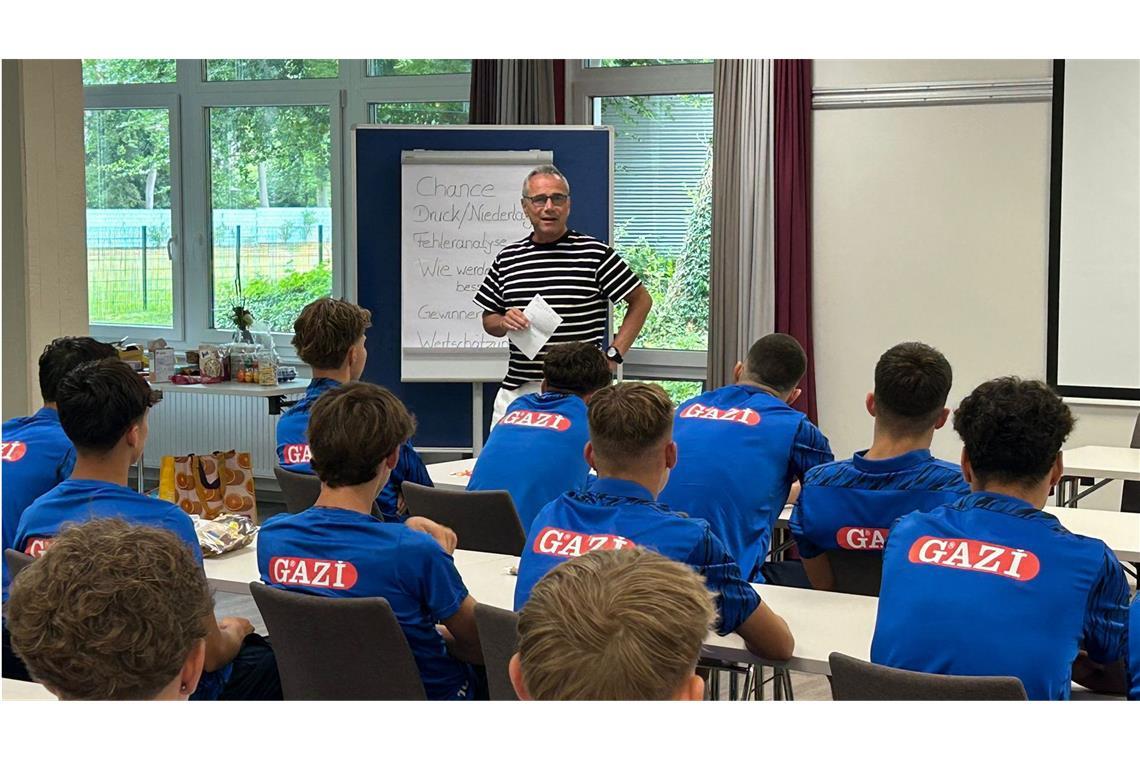 Kickers-Idol Ralf Vollmer spricht zum Thema Mentalität Ex-Bundesligaspieler Ralf Vollmer spricht vor den U-19-Spielern der Stuttgarter Kickers.
Foto: red