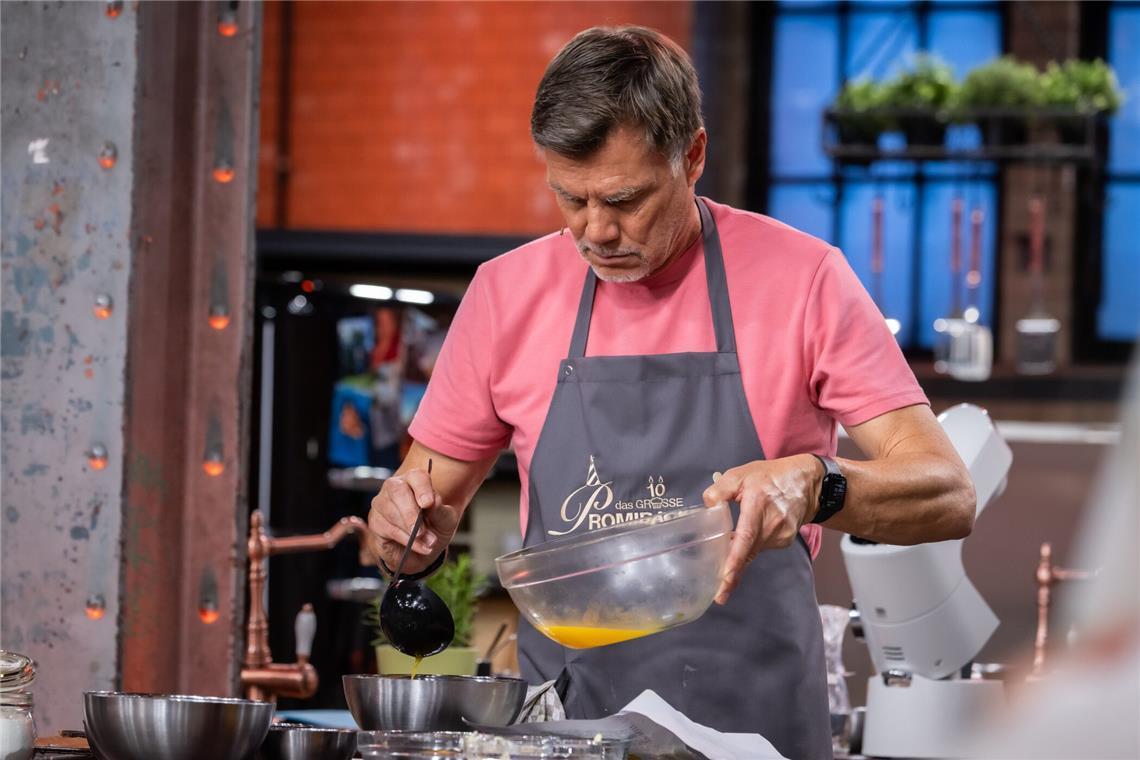 Ex-Fußballer Thomas Helmer zeigt, was er in der Backstube kann.