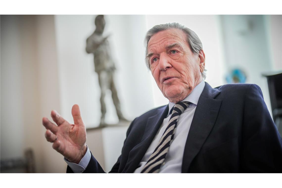 Altkanzler Schröder begibt sich mit Burnout in Klinik Ex-Kanzler Gerhard Schröder (SPD) hat sich wegen einer Burnout-Diagnose in klinische Behandlung begeben.