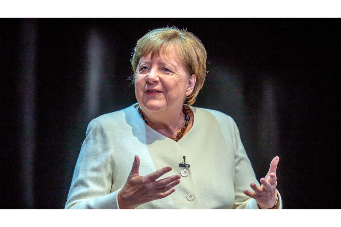 Merkel gönnt Merz Aussicht aufs Kanzleramt Ex-Kanzlerin Angela Merkel sitzt auf der Bühne des Deutschen Theaters bei der Vorstellung ihres Buchs „Freiheit. Erinnerungen 1954 - 2021“.