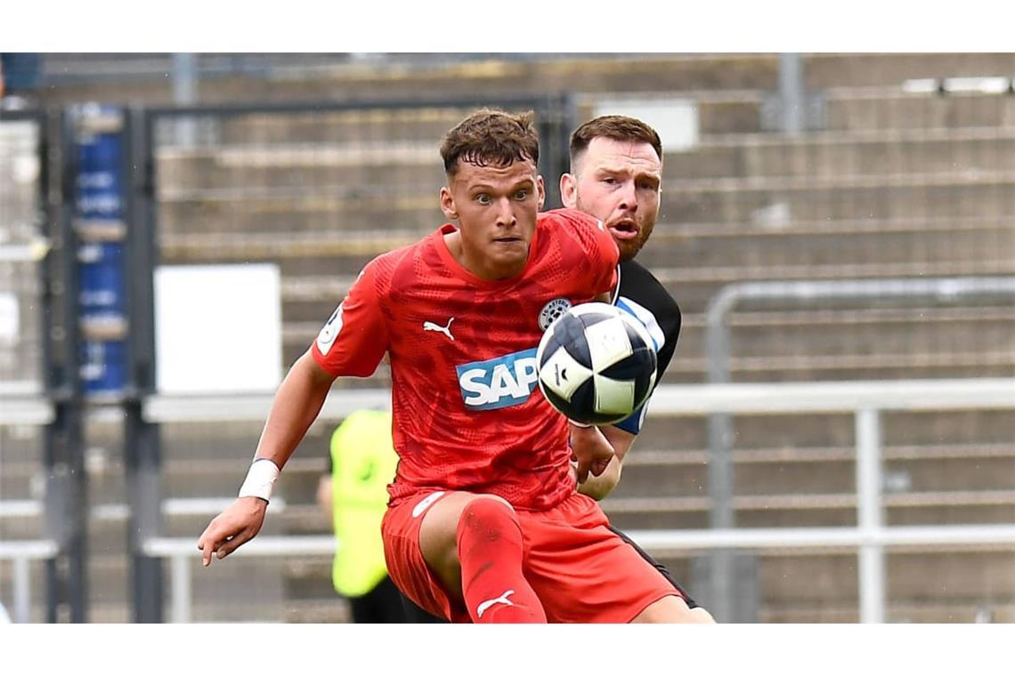Ex-Kickers-Jugendspieler Karlo Kuranyi trägt den Dress des FC-Astoria Walldorf.