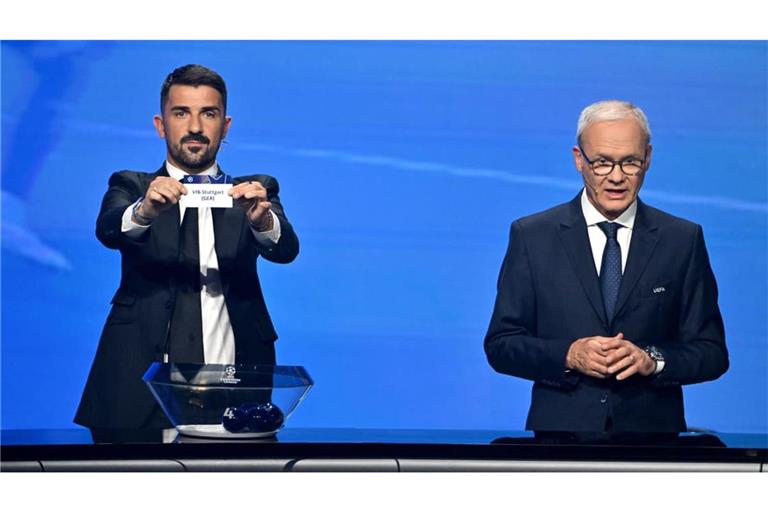 Ex-Profi David Villa zog bei der Auslosung der Champions League-Gruppenphase am Donnerstagabend den VfB Stuttgart. Neben ihm der stellvertretende UEFA-Generalsekretär Giorgio Marchetti.