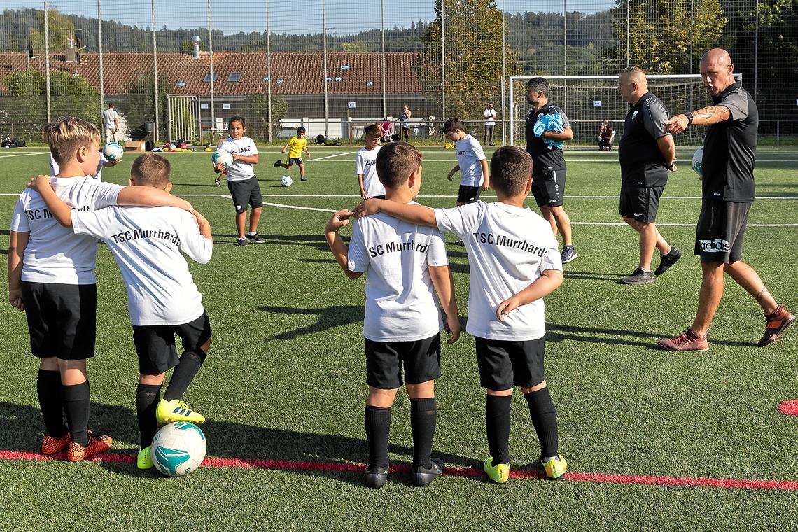 Ex-Profi Sean Dundee (rechts) hat mit dem Fußballnachwuchs des TSC Murrhardt eine gemeinsame Trainingseinheit im Trauzenbachtal gemacht. Foto: J. Fiedler