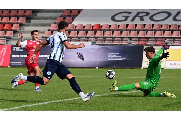 Ex-VfB-Profi Lukas Rupp (li.) überwindet im Hinspiel den damaligen Kickers-Keeper Bela Dumrath zum 3:0-Endstand für Kassel – am Samstag wollen es die Blauen deutlich besser machen.