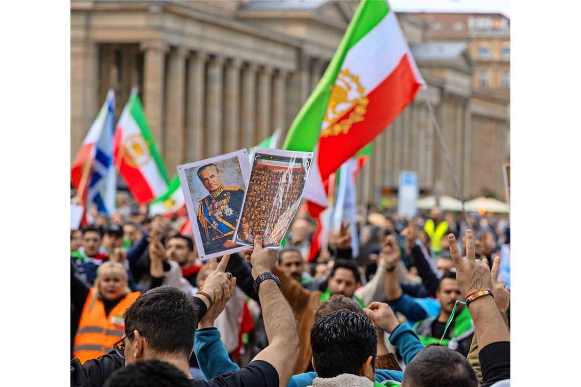 Exiliraner tanzen auf dem Schlossplatz