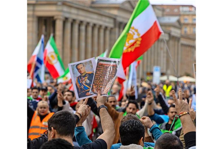 Exiliraner schwenken die historische Iranflagge und fordern die Rückkehr der Schah-Dynastie.