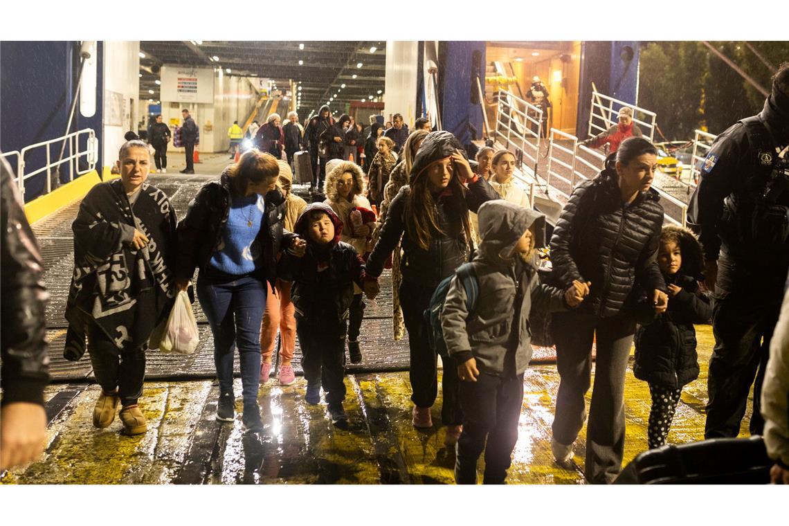 Santorini bebt – Athen spürt die Erschütterungen Exodus aus der Erdbebenzone: Menschen fliehen von Santorini.