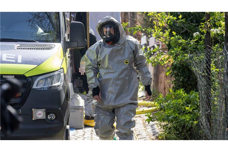 Experten des LKA betreten unter Vollschutz ein Wohnhaus in Zeithain, in dem Giftstoffe gelagert sein sollen.