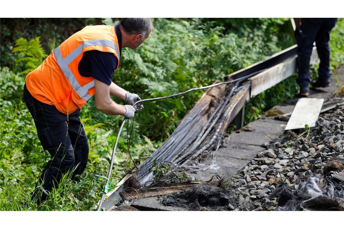 Hauptstrecke der Bahn lahmgelegt: Polizei sieht Sabotage Experten inspizierten die Brandstelle.