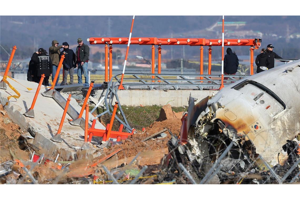 Mauer am Unglücksflughafen in Südkorea beschäftigt Ermittler Experten stellen die Sinnhaftigkeit der Mauer am Ende der Landebahn infrage.