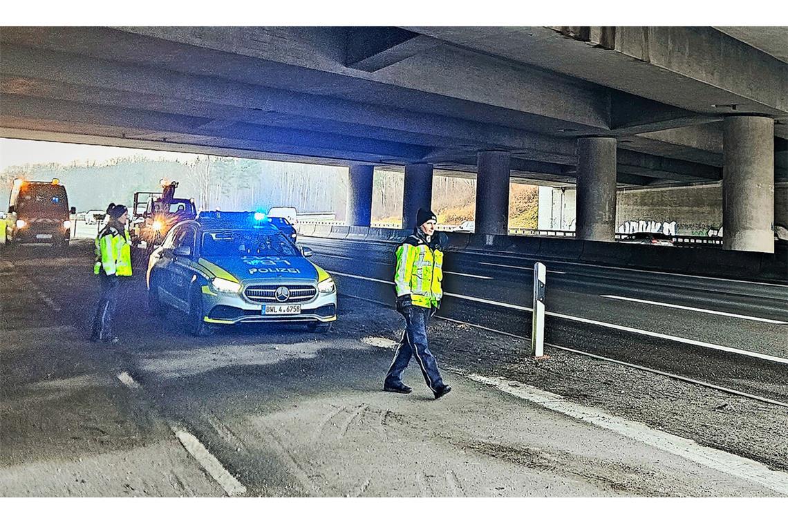 Am Stuttgarter Kreuz stürzen Brückenteile ab Experten und die Polizei begutachteten die Brücke von unten.