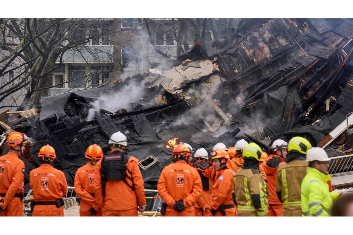 Bilder des Tages Explosion von Wohngebäude in Den Haag in den Niederlanden. Feuerwehrleute stehen vor einem zerstörten Gebäude am Ort einer Explosion, bei der mehrere Wohnungen zerstört und mehrere Personen verletzt wurden. Einige Menschen werden noch vermisst.