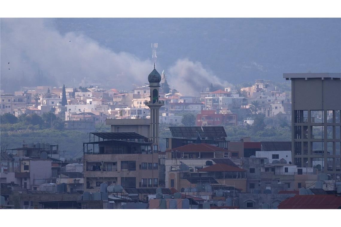 Explosionen in der Ferne: Rauch nach Luftangriff auf Qlaileh steigt nahe Tyrus im Südlibanon auf