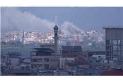 Explosionen in der Ferne: Rauch nach Luftangriff auf Qlaileh steigt nahe Tyrus im Südlibanon auf.