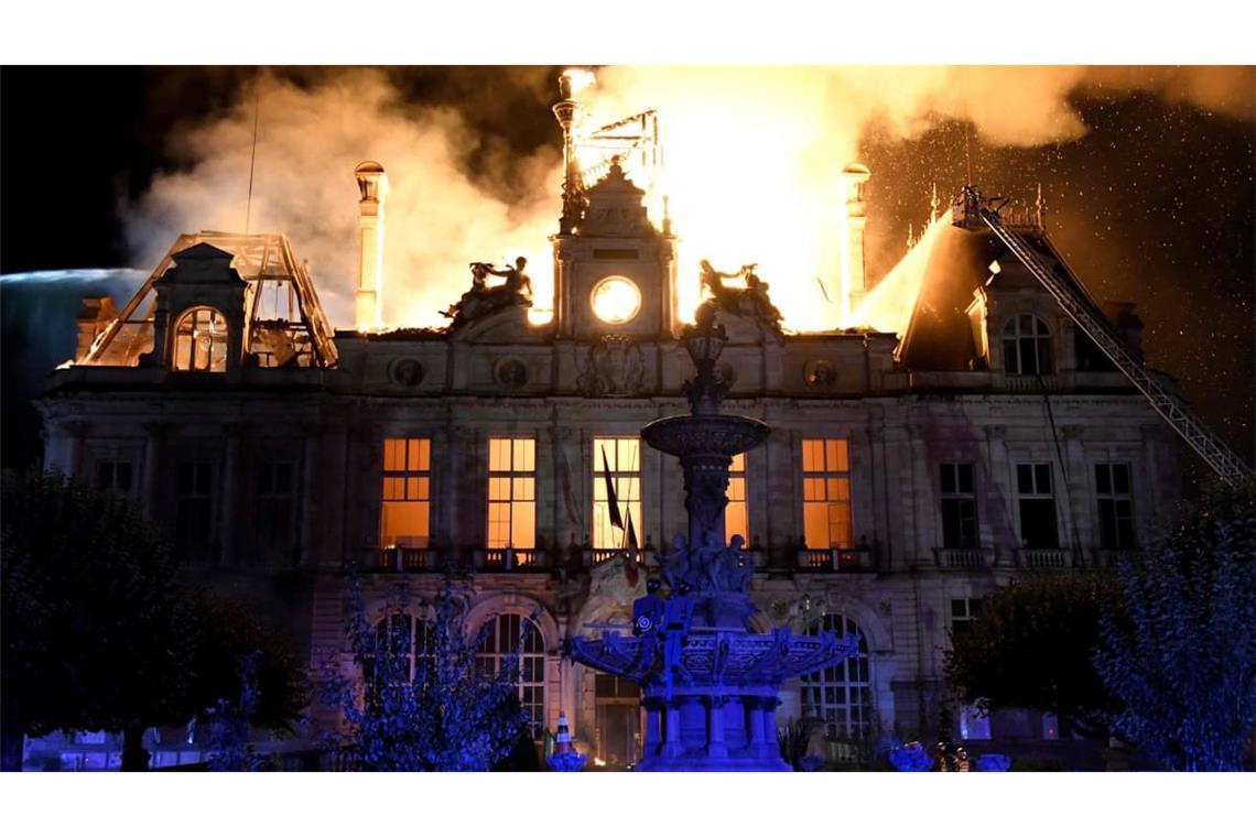 Exzess im Nachbarland: brennendes Rathaus von Limoges.