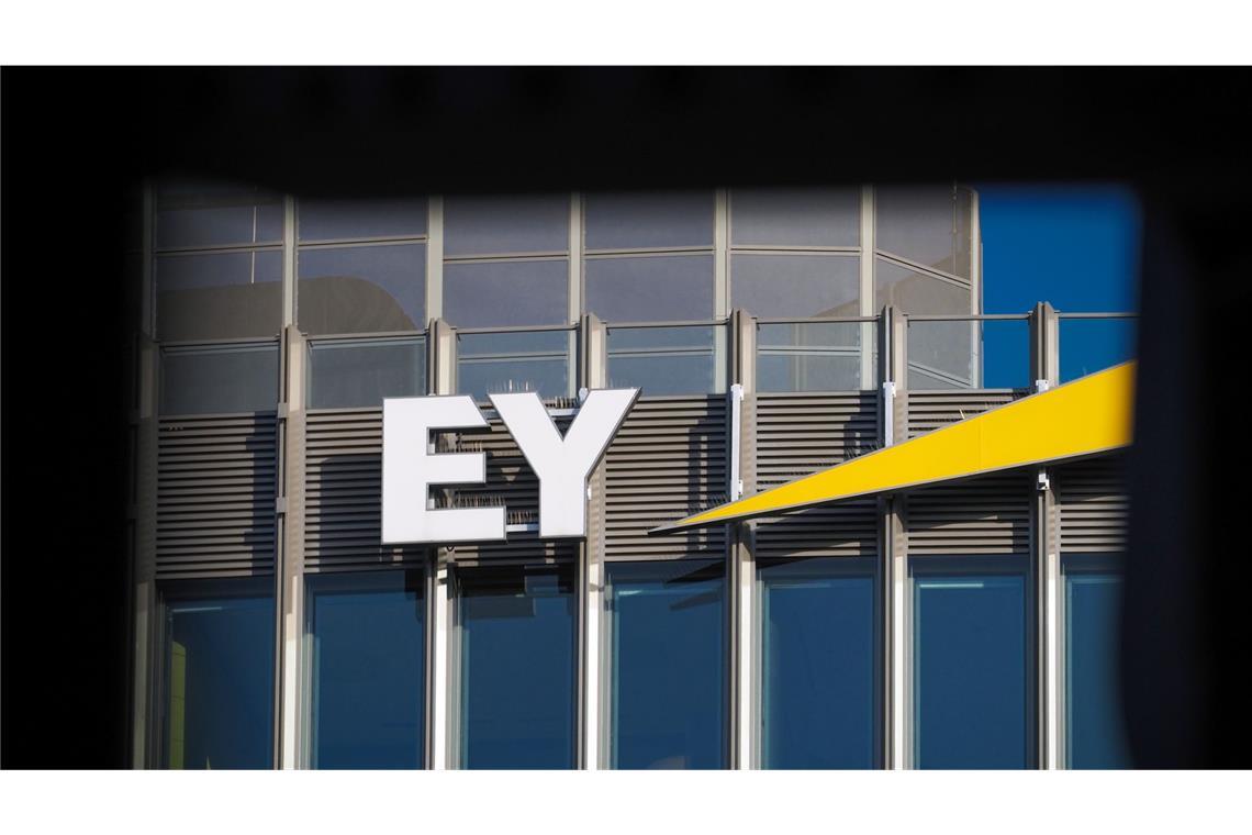 Wirtschaftsprüfer EY wächst leicht EY ist im Geschäftsjahr 2023/2024 in Deutschland leicht gewachsen.