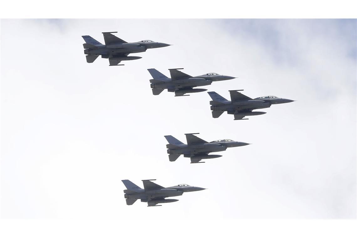 Taiwan fordert Ende chinesischer Militäraktionen F-16-Kampfjets der Luftwaffe Taiwans fliegen in enger Formation. (Archivbild)