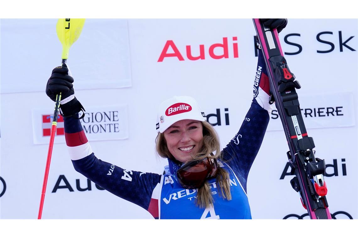 Bilder des Tages Fabelrekord beim Ski-Weltcup in Sestriere: Die US-Amerikanerin Mikaela Shiffrin feiert nach ihrem Sieg im Slalom der Damen . Es ist ihr 100. Weltcup-Sieg.