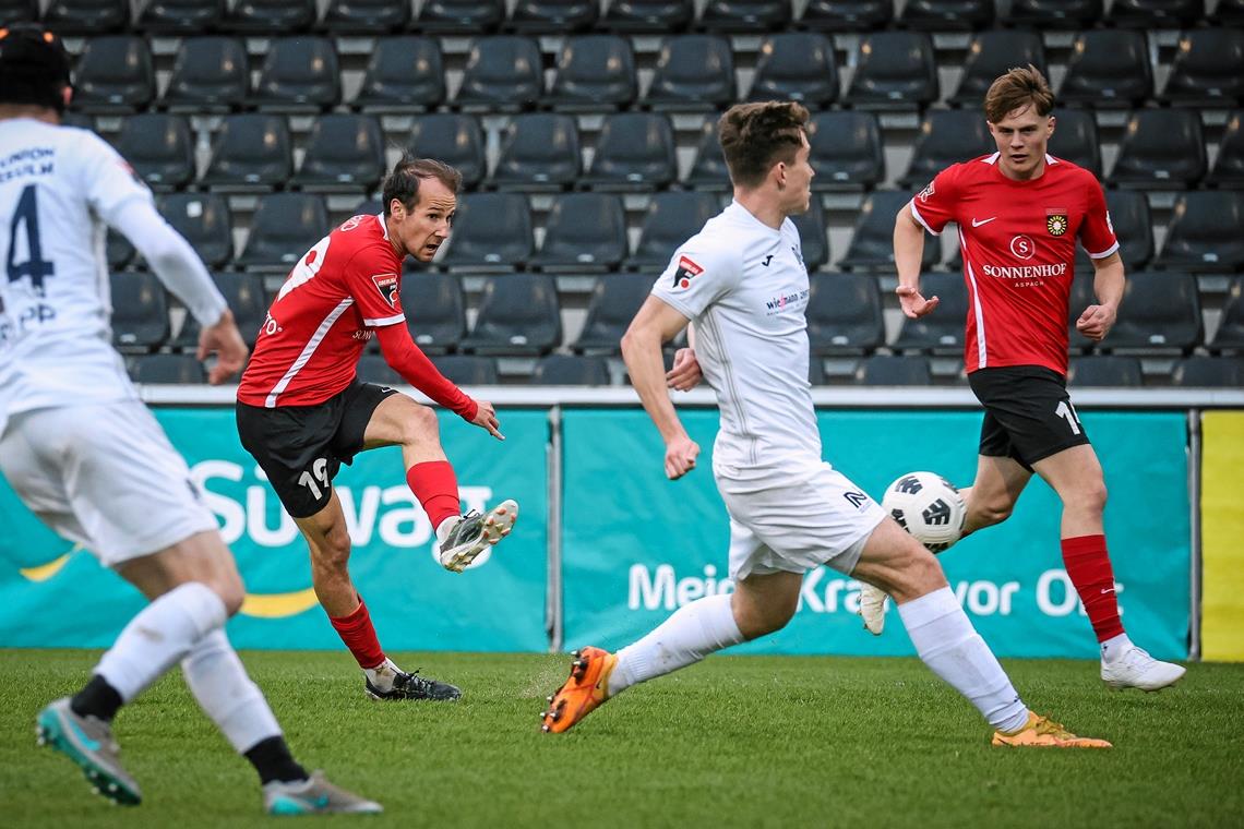 Spätes Siegtor: SG Sonnenhof Großaspach rückt näher an die Stuttgarter Kickers ran Fabian Benko (links) klebte das Schusspech an den Schuhen, aber die SG Sonnenhof sicherte sich trotzdem die drei Punkte. Foto: Alexander Becher