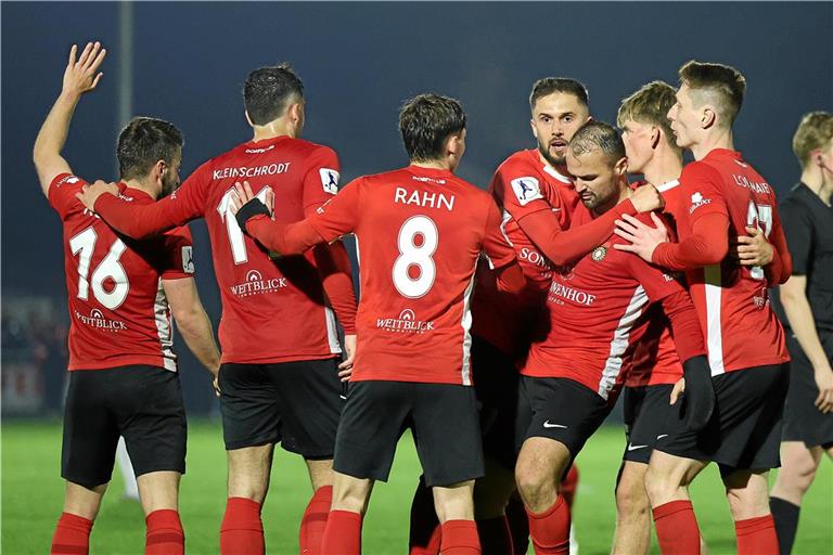 Fabian Eisele (Dritter von rechts) lässt Großaspach nach 99 Minuten das erste Mal jubeln. Mit seinem Tor bringt er die SG bei der TSG Backnang in der Verlängerung auf die Siegesstraße. Foto: Alexander Becher