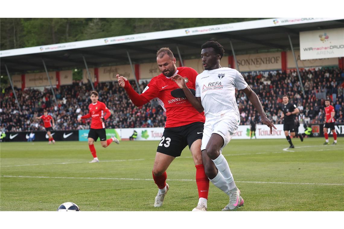 Fabian Eisele (li.) im Zweikampf mit Abou Ballo.