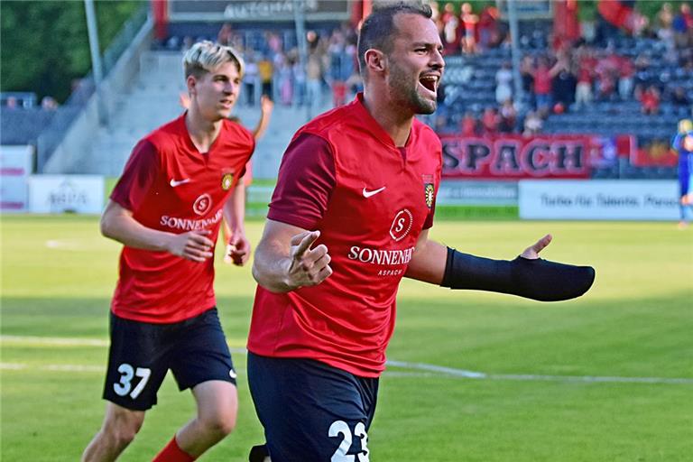 Fabian Eisele schnürt seinen vierten Dreierpack in dieser Saison und bejubelt mit der SG Sonnenhof einen 6:1-Erfolg. Foto: Tobias Sellmaier