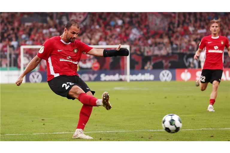 Fabian Eisele winkt eine Ehrung am Samstag nach dem Spiel bei den Stuttgarter Kickers.          


Archivfoto: Pressefoto Baumann/Julia Rahn