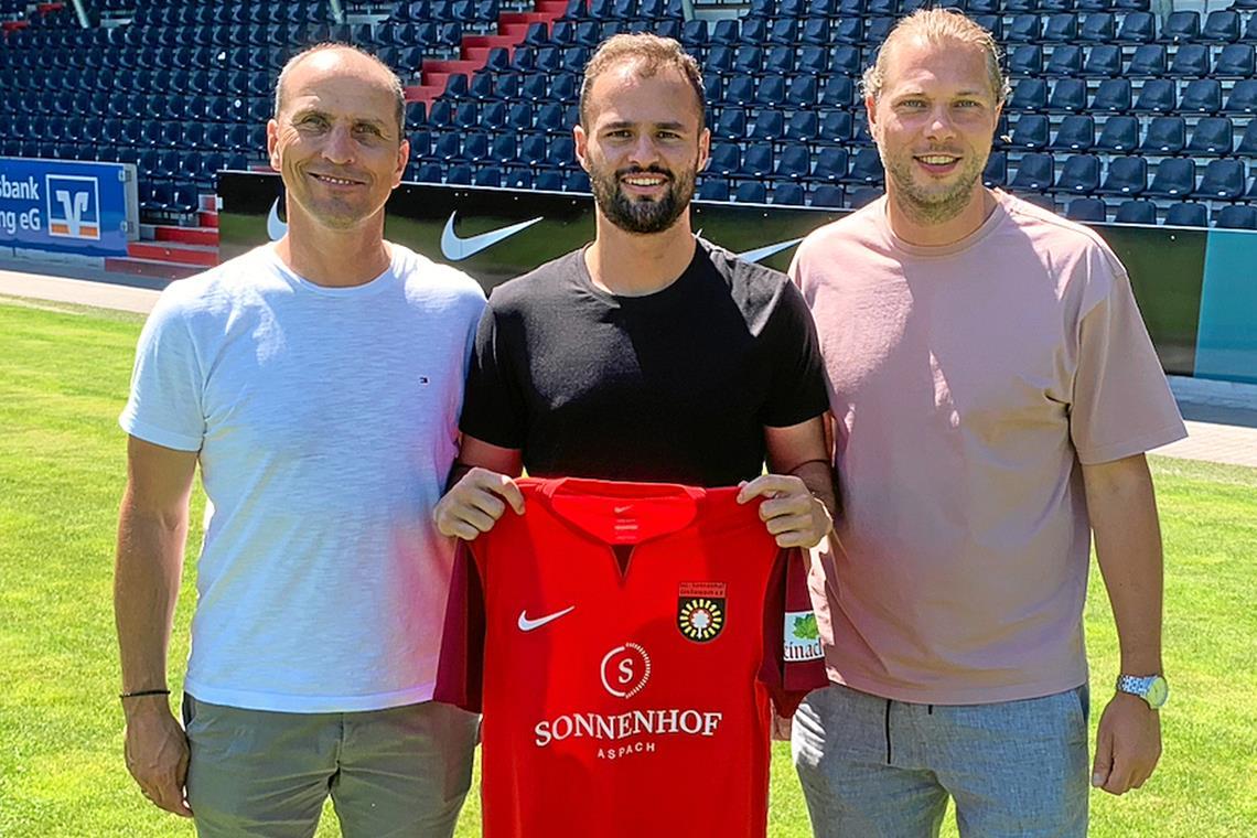 SG Sonnenhof Großaspach: Fabian Eisele stürmt in den Fautenhau Fabian Eisele zeigt sein künftiges Trikot. Großaspachs sportlicher Leiter Frank Sigle (links) und Sportvorstand Michael Ferber freuen sich über den Zugang. Foto: SG Sonnenhof Großaspach