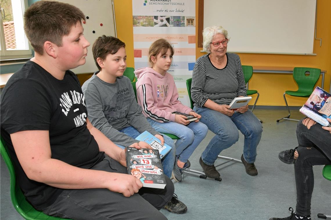 Ziel ist es, zu zeigen: Lesen ist cool Fabian Pascal Kübler, Elias Paul Weindorf, Leonie Fuchs, Referentin Mechthild Goetze-Hillebrand und Amy Zajac (von links) trainieren unter anderem das Vorlesen. Foto: E. Klaper
