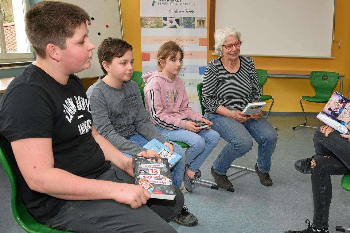 Fabian Pascal Kübler, Elias Paul Weindorf, Leonie Fuchs, Referentin Mechthild Goetze-Hillebrand und Amy Zajac (von links) trainieren unter anderem das Vorlesen. Foto: E. Klaper