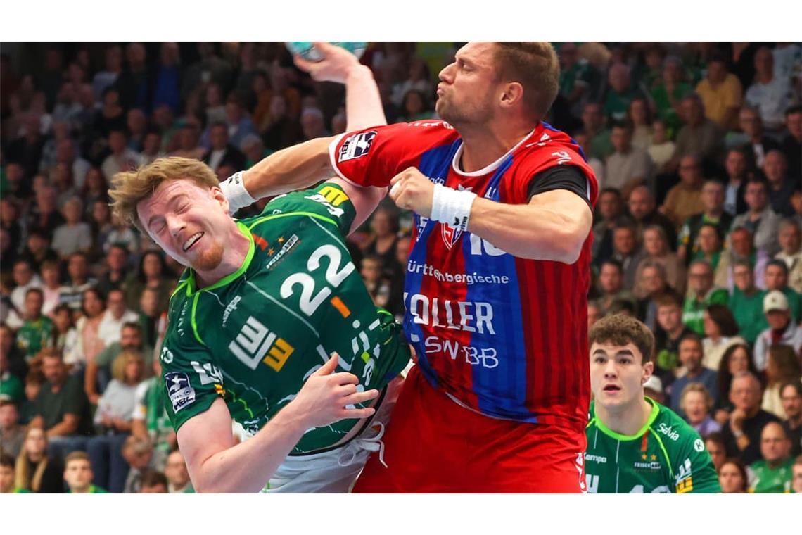 Fabian Wiederstein (re.) stoppt Frisch-Auf-Linkshänder Erik Persson