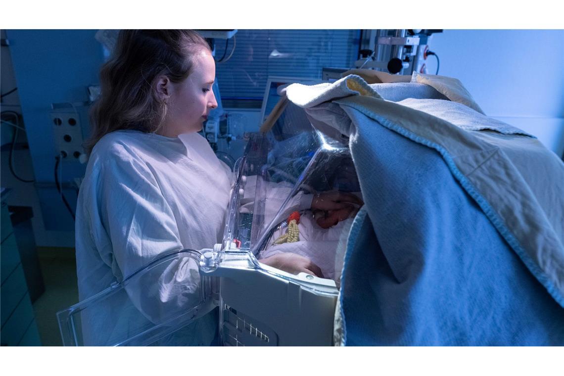 Frühstart ins Leben Fachkinderkrankenschwester Laura Waider auf großer Versorgungsrunde.