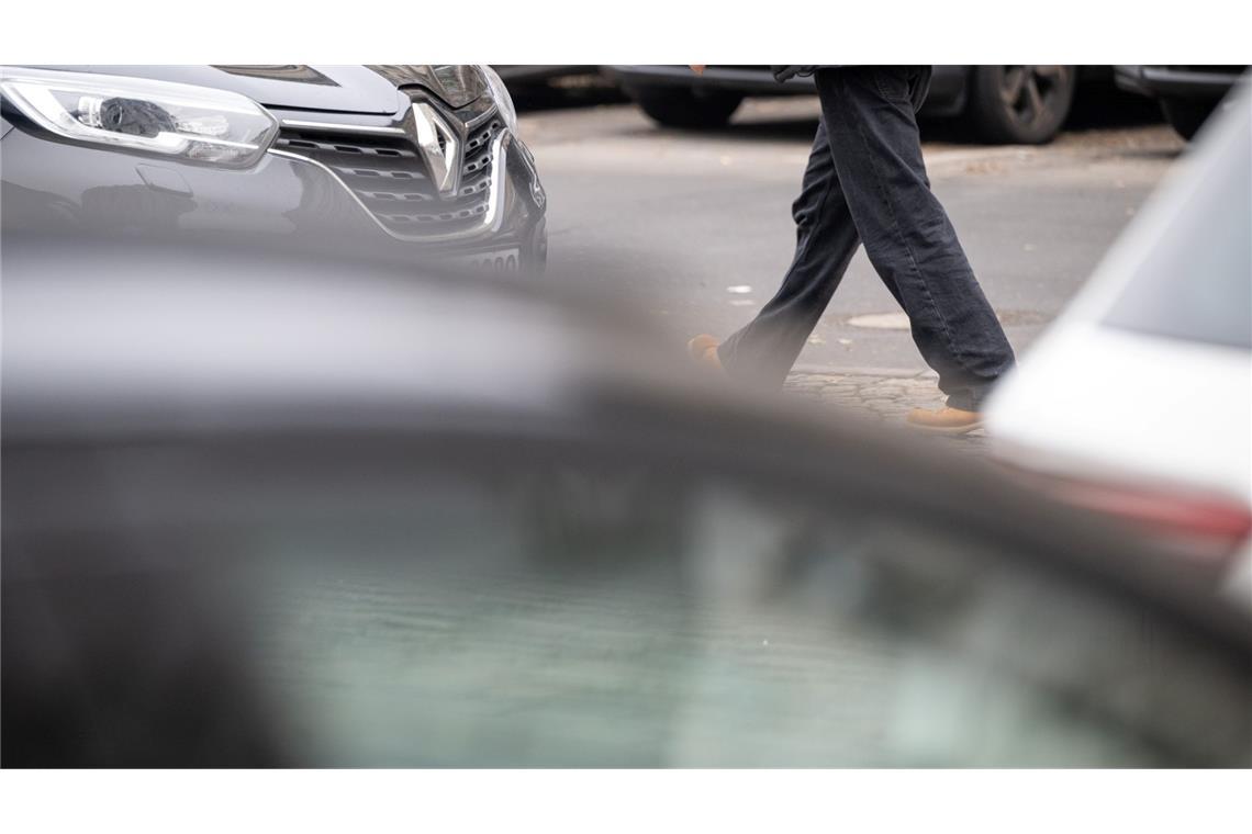 Fachleute: Fußgänger im Straßenverkehr besser schützen Fachleute warnen, dass Fußgänger wegen falsch geparkter Autos oft erst spät gesehen werden. (Archivbild)