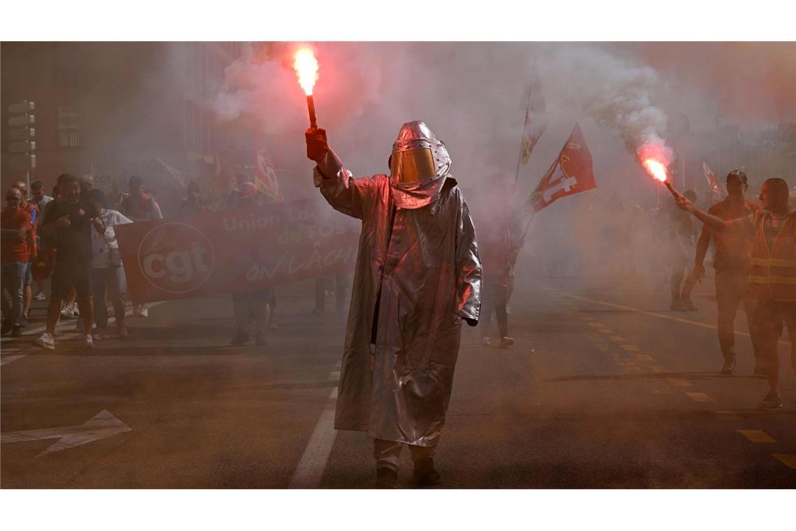 Fackeln in Marseille - landesweite Proteste in Frankreich