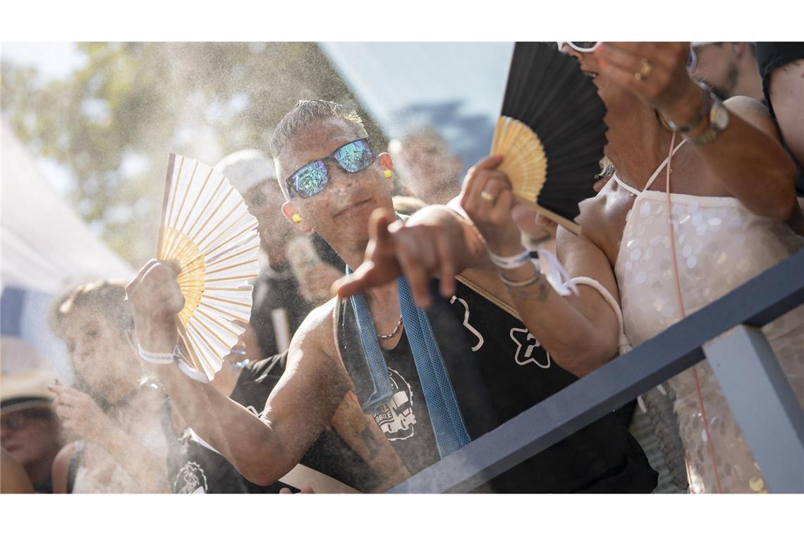 Hunderttausende bei heißer Street Parade in Zürich Fächer waren wegen der großen Hitze ein wichtiges Parade-Accessoire.