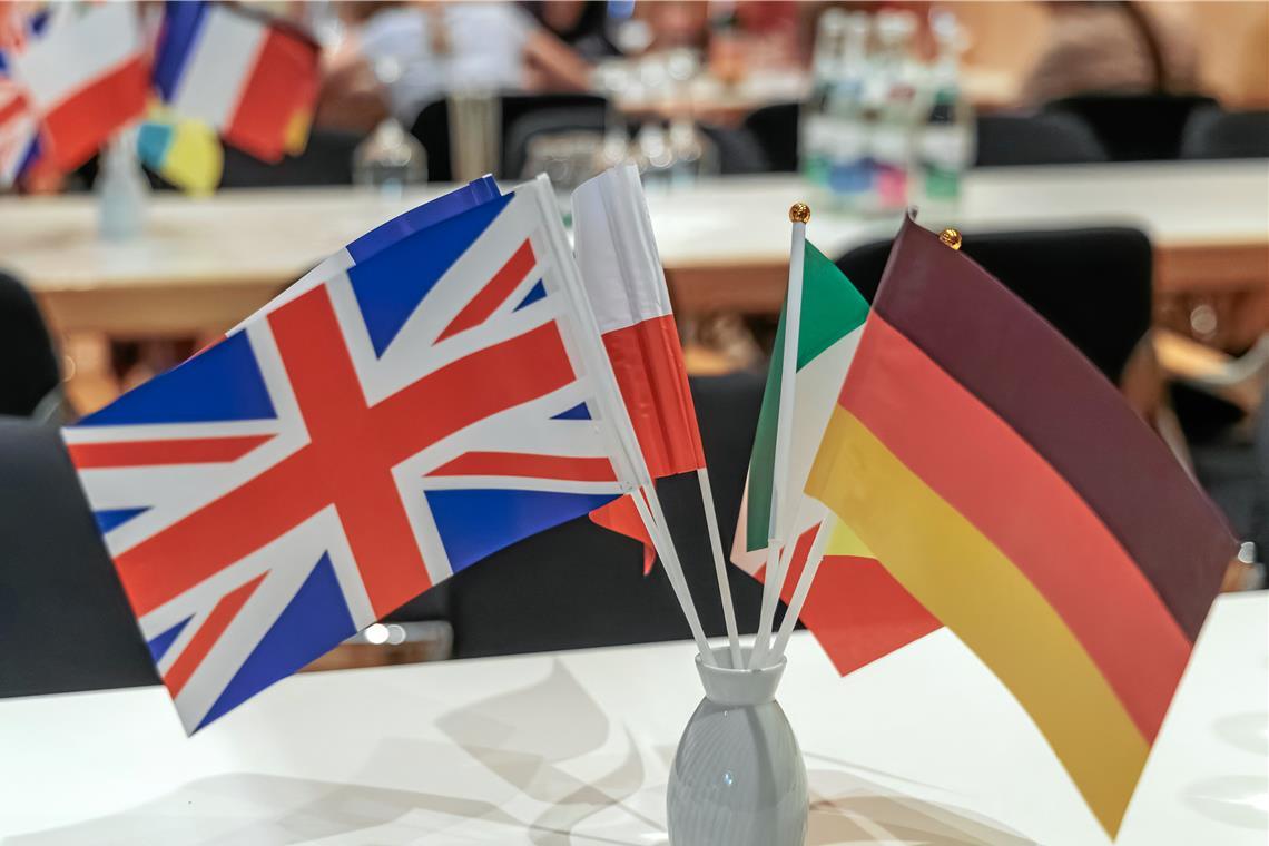 Fähnchen zur Begrüßung der Partnerstädte auf den Tischen der Festhalle. Foto: Stefan Bossow
