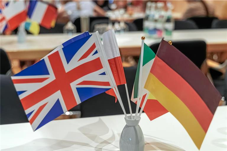 Fähnchen zur Begrüßung der Partnerstädte auf den Tischen der Festhalle. Foto: Stefan Bossow