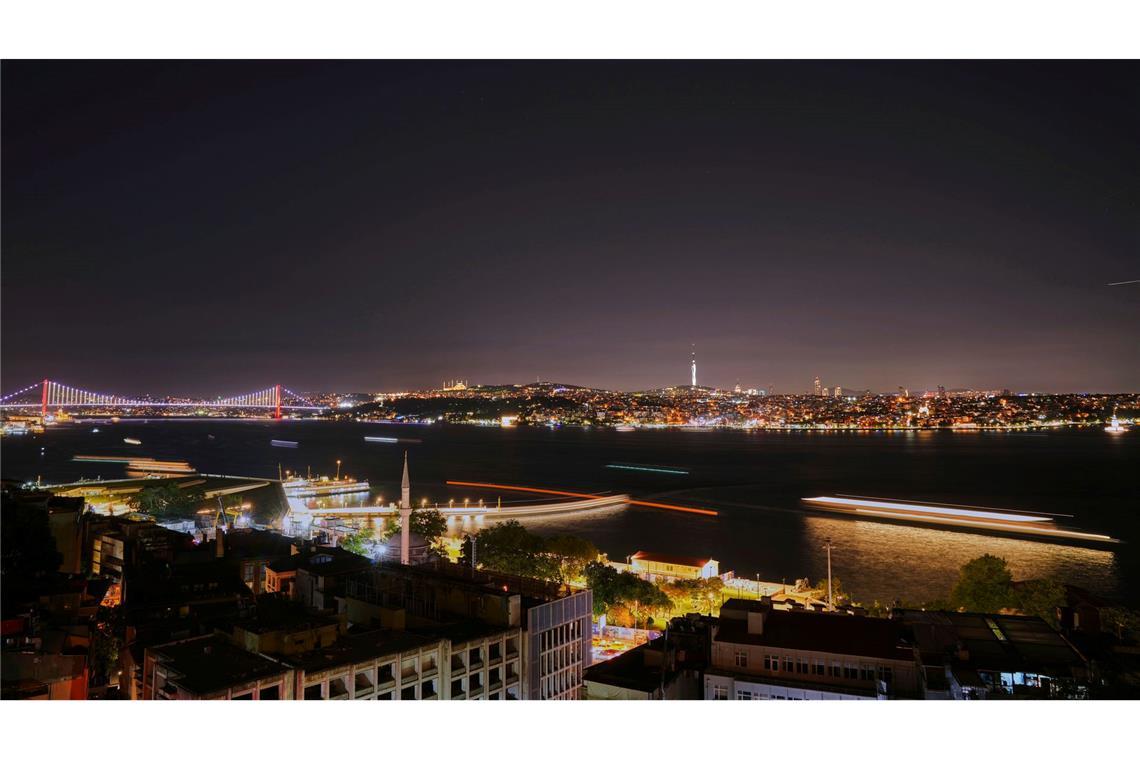 Fähren und Schiffe fahren durch den Bosporus in Istanbul.