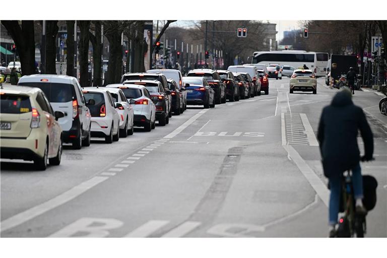 Fährt kein Bus, sind mehr Autos unterwegs - fertig ist der Stau. (Archivbild)