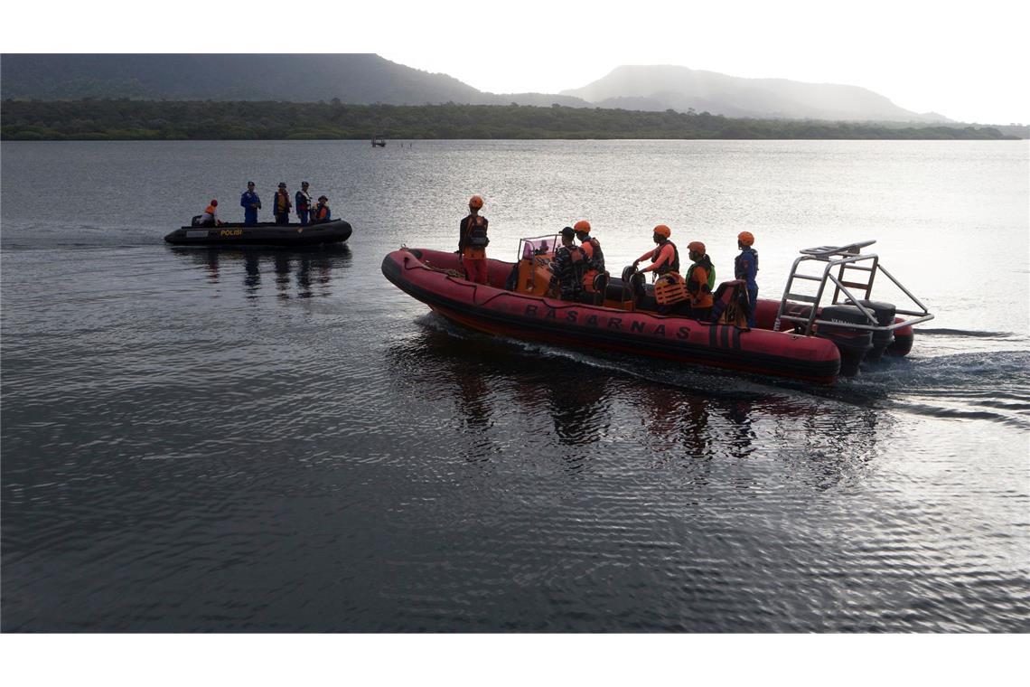 Bilder des Tages Fährunglück vor Bali: Rettungskräfte suchen nach dem Untergang einer Fähre in den Gewässern vor Jembrana nach Opfern.