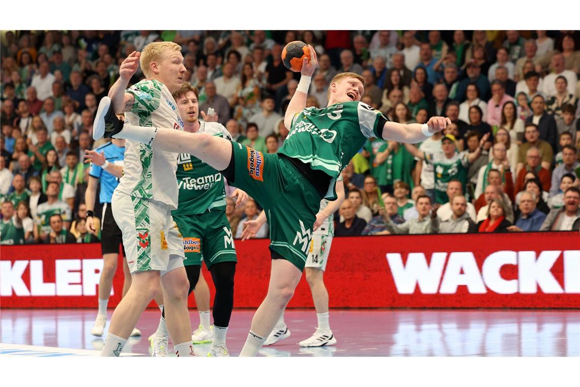 FAG-Kapitän Ymir Gislason setzt sich am Kreis gegen Magnus Saugstrup durch.