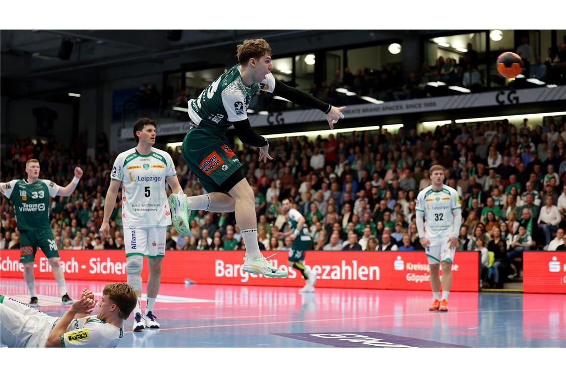 Frisch Auf feiert Matchwinner Bart Ravensbergen FAG-Rechtsaußen Franko Lastro beim Wurf