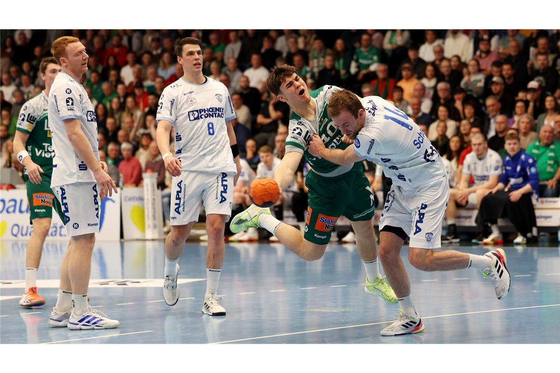 FAG-Spielmacher Elias Newel versucht sich durchzusetzen.